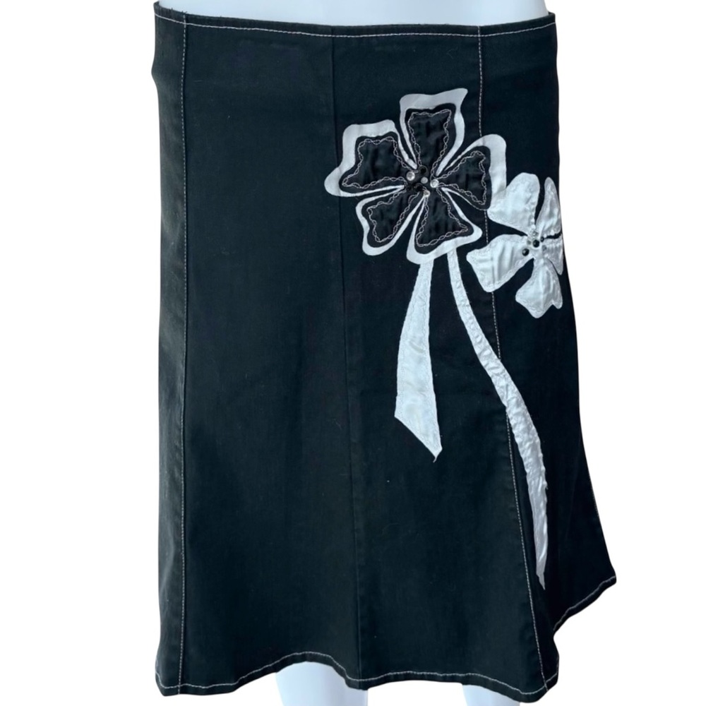 Unique Y2K Denim skirt with bold and white floral appliqués size 9 - Picture 3 of 8